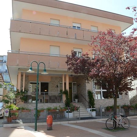Albergo Larenzia Каттолика Экстерьер фото