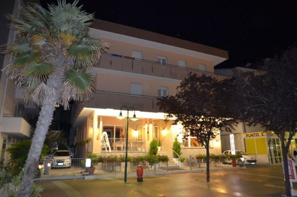 Albergo Larenzia Каттолика Экстерьер фото