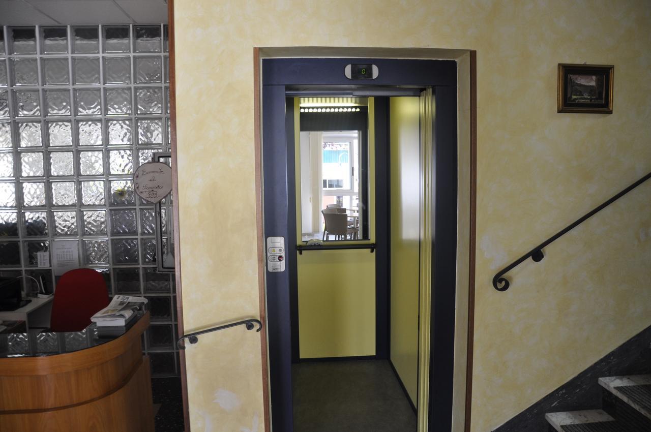 Albergo Larenzia Каттолика Экстерьер фото
