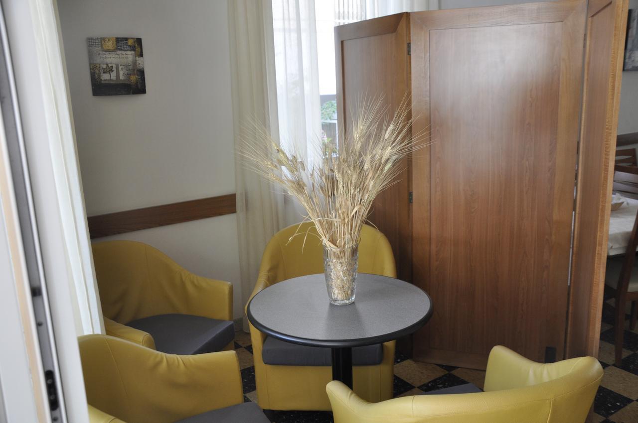 Albergo Larenzia Каттолика Экстерьер фото