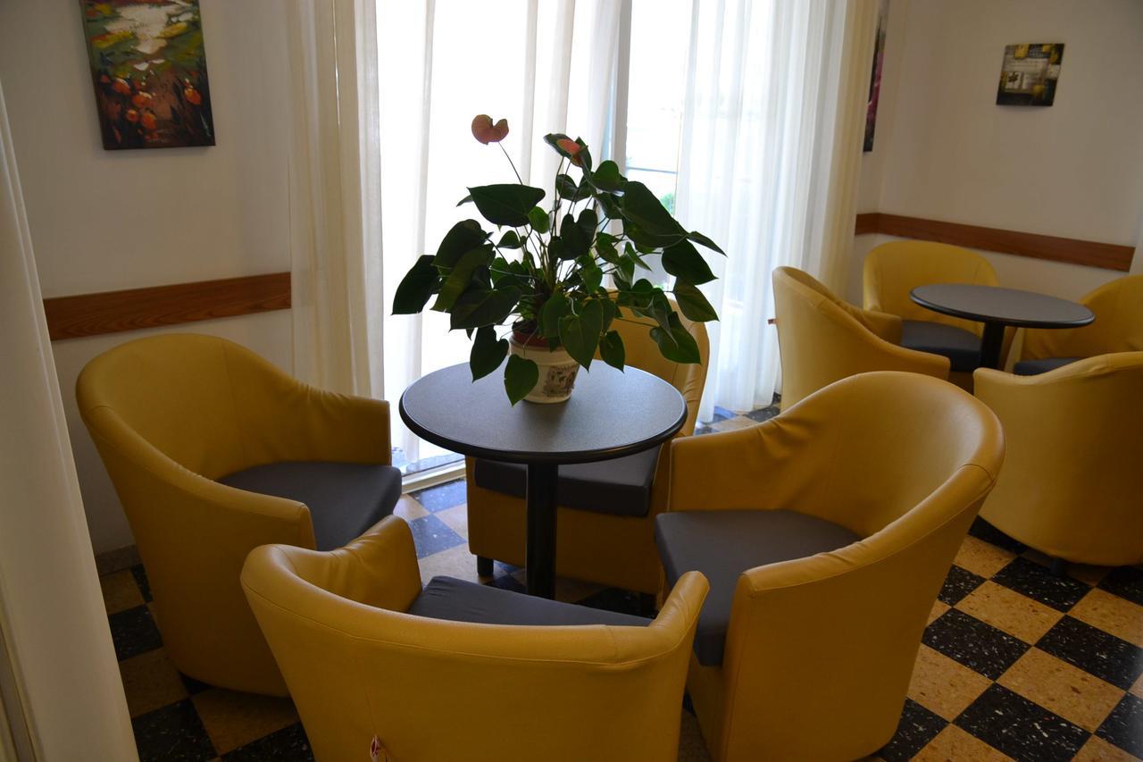 Albergo Larenzia Каттолика Экстерьер фото