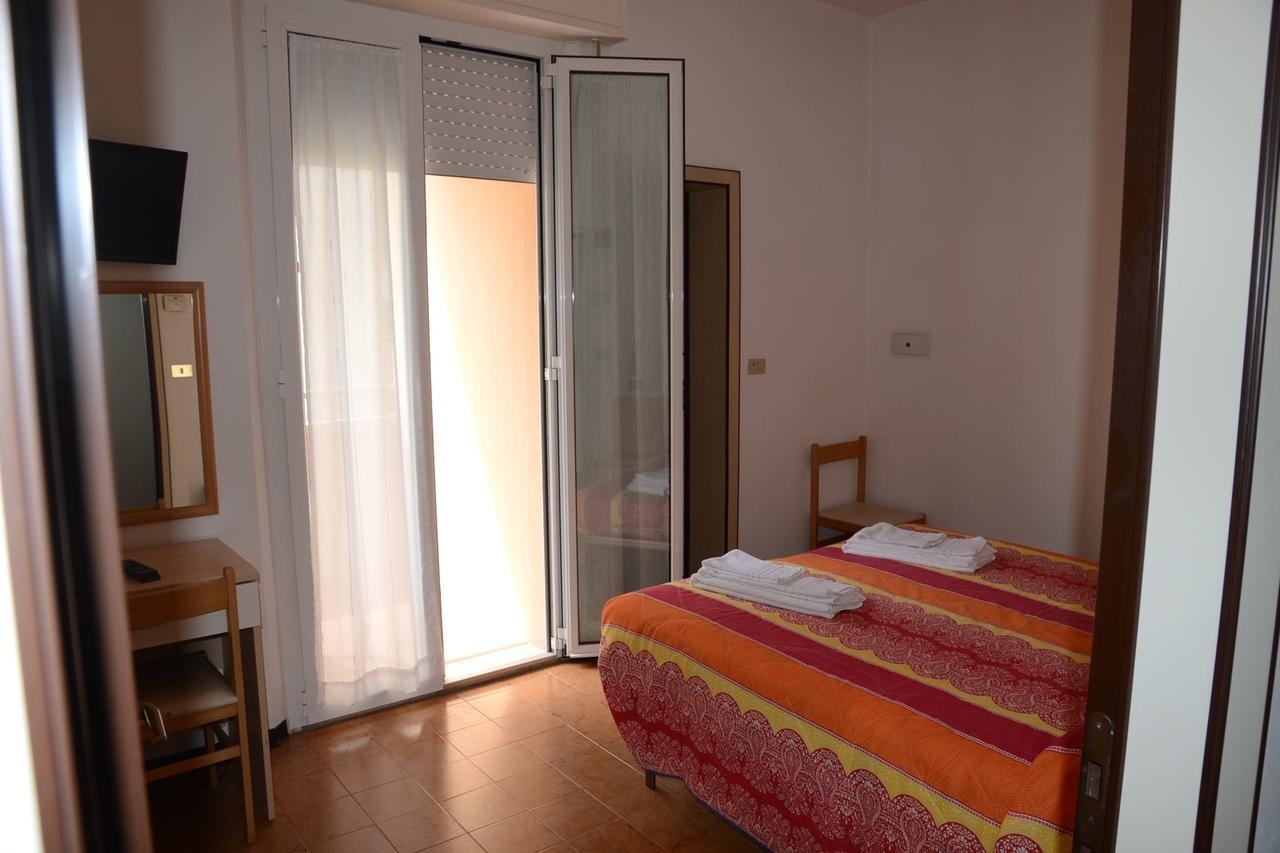 Albergo Larenzia Каттолика Экстерьер фото