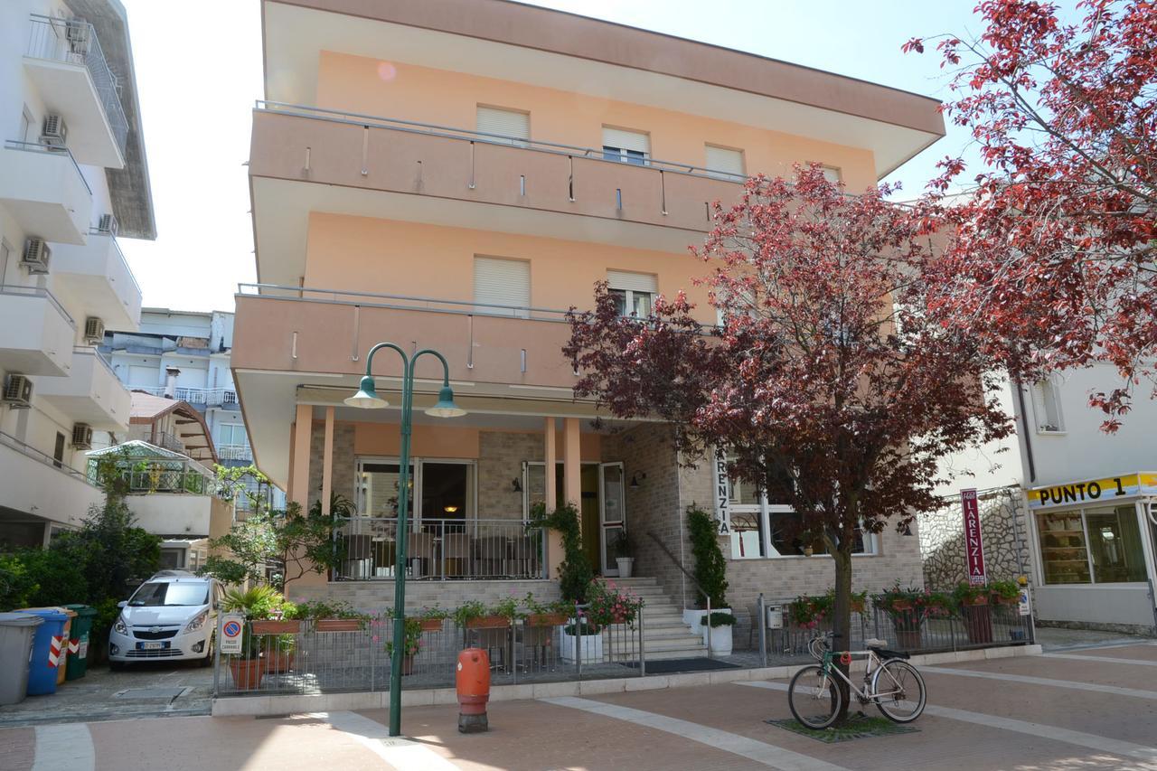 Albergo Larenzia Каттолика Экстерьер фото