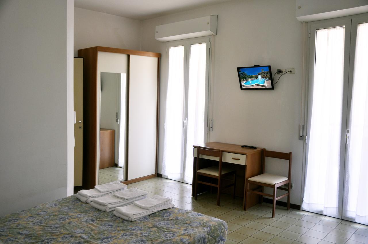 Albergo Larenzia Каттолика Экстерьер фото